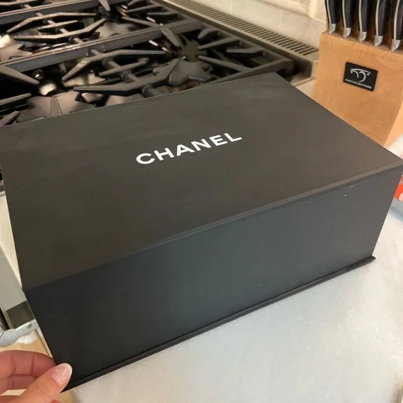 Authentic Chanel medium flapbag - like new with all accessories! - Picture 7 of 13